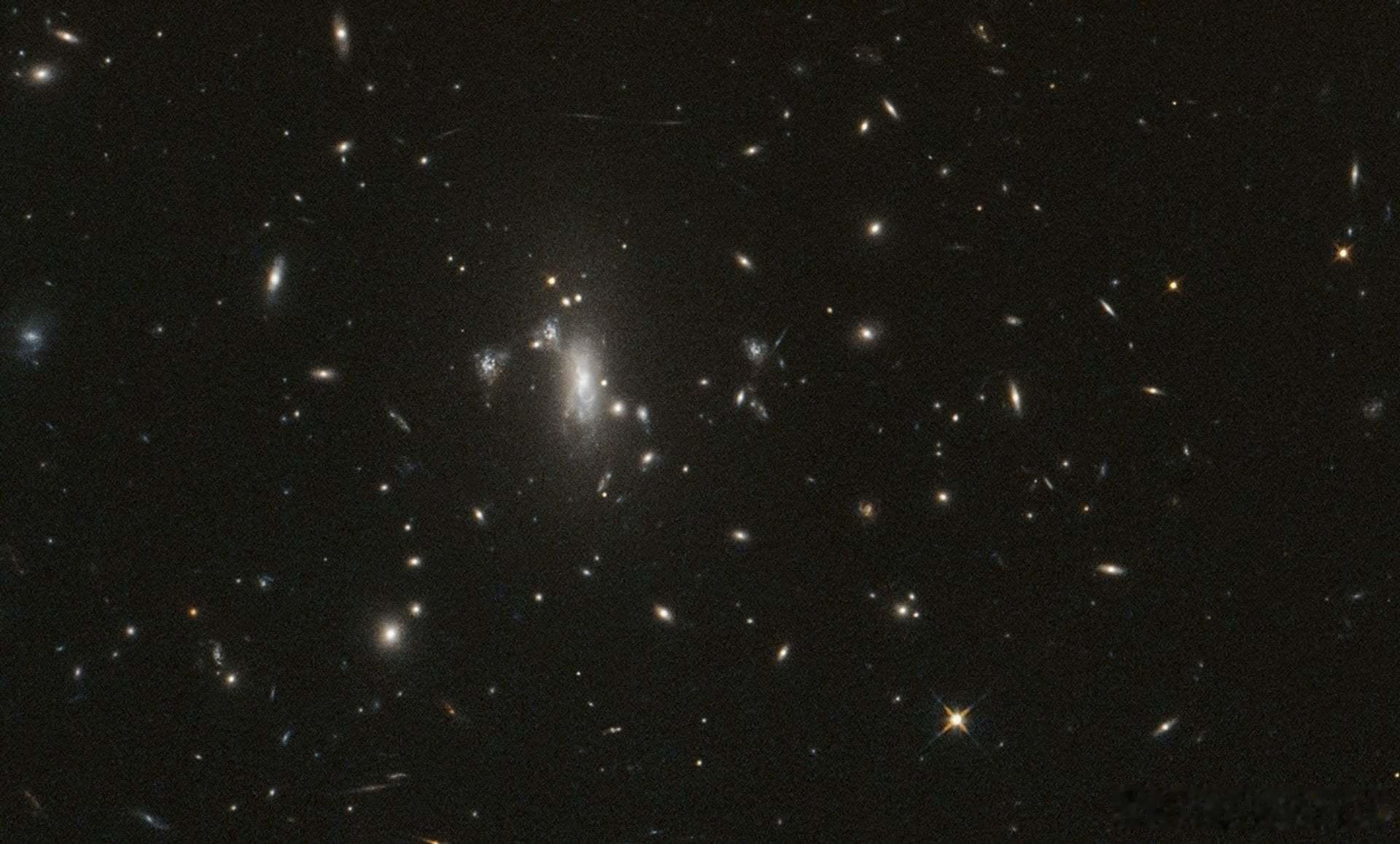 哈勃完成第20万次轨道运行，同时继续监视引力透镜超新星哈勃将这次里程碑式的观测献