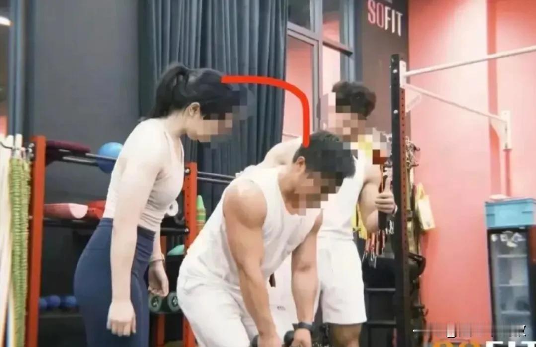 原本令人艳羡的家庭，怎么就突然支离破碎了？7月15日，黄先生在健身房的怒吼，揭开