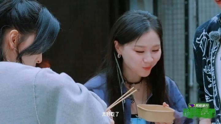 刘宇宁摊煎饼刘宇宁山东煎饼技术展示开始推理吧在开推现场看宁哥摊煎饼，手法娴熟得