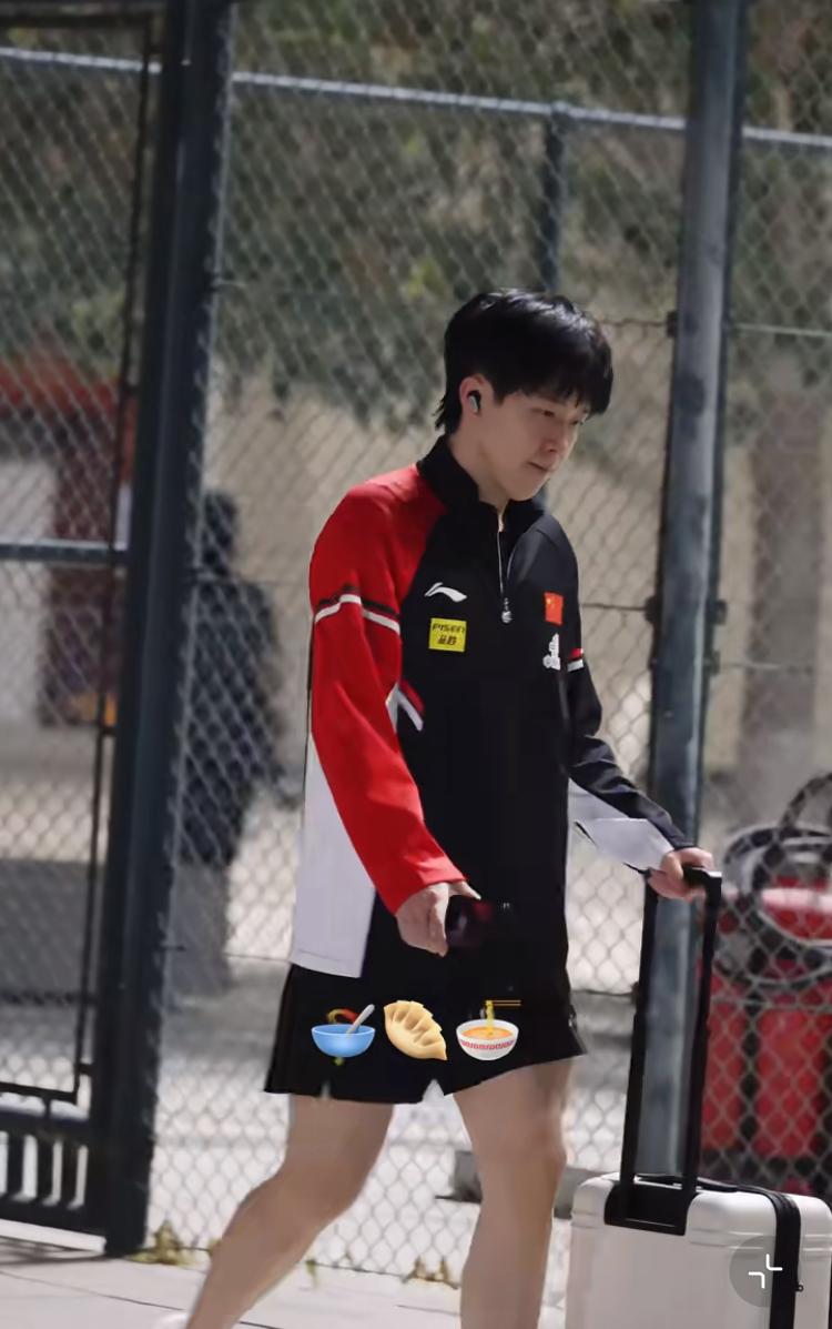 小王同学迎着晚风下训了一到国外画面都变得清晰了起来没有跟拍骚扰小王同学最近