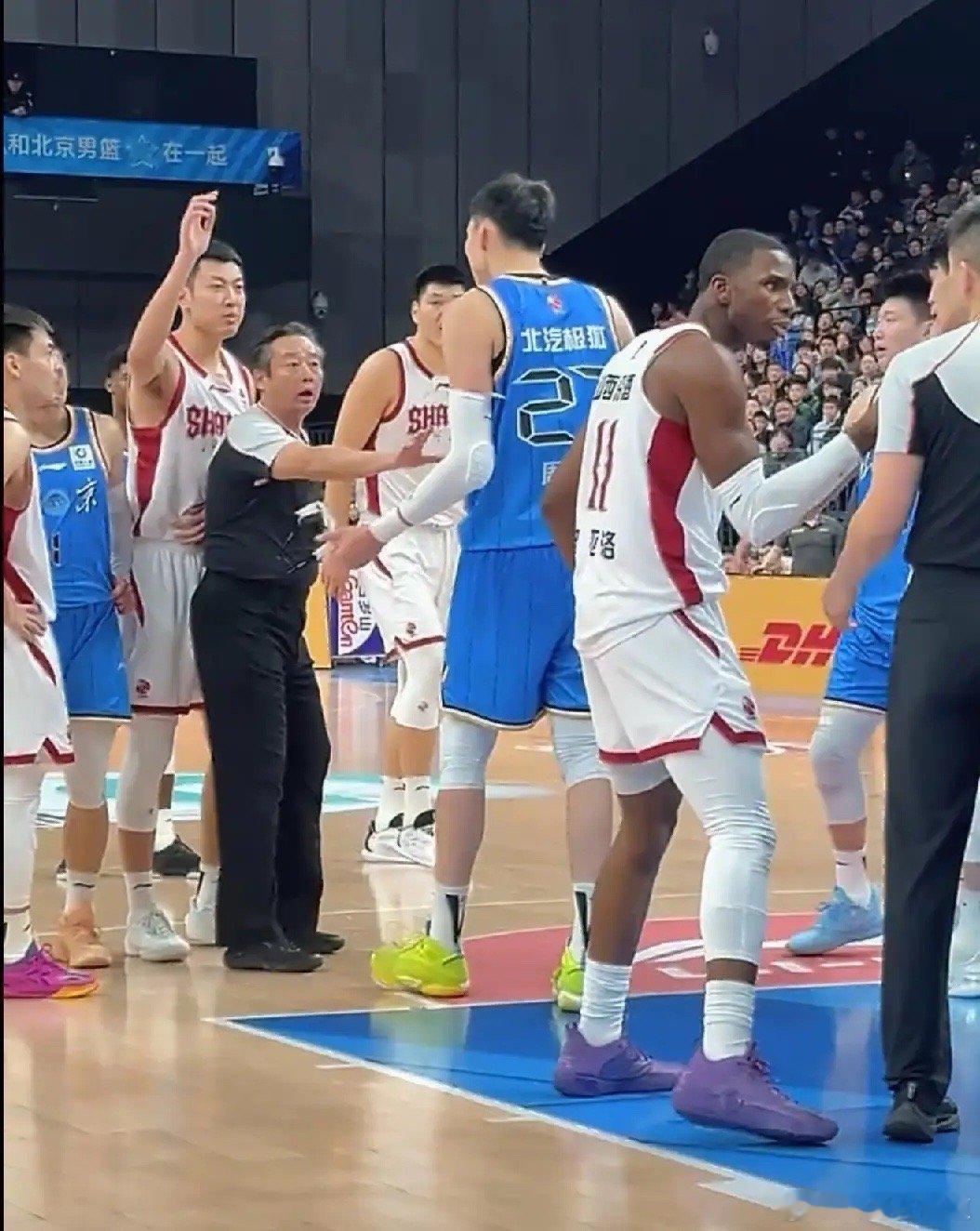 哎呀！周琦又怒了，这一次是对手动作太大，被激怒了。惹怒周琦的是焦海龙，他在争抢篮