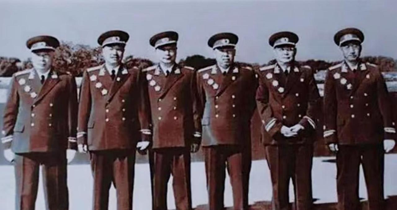 1959年，国防部长职位空缺，罗帅提议：“让贺老总担任防长。”为何没考虑老搭档？