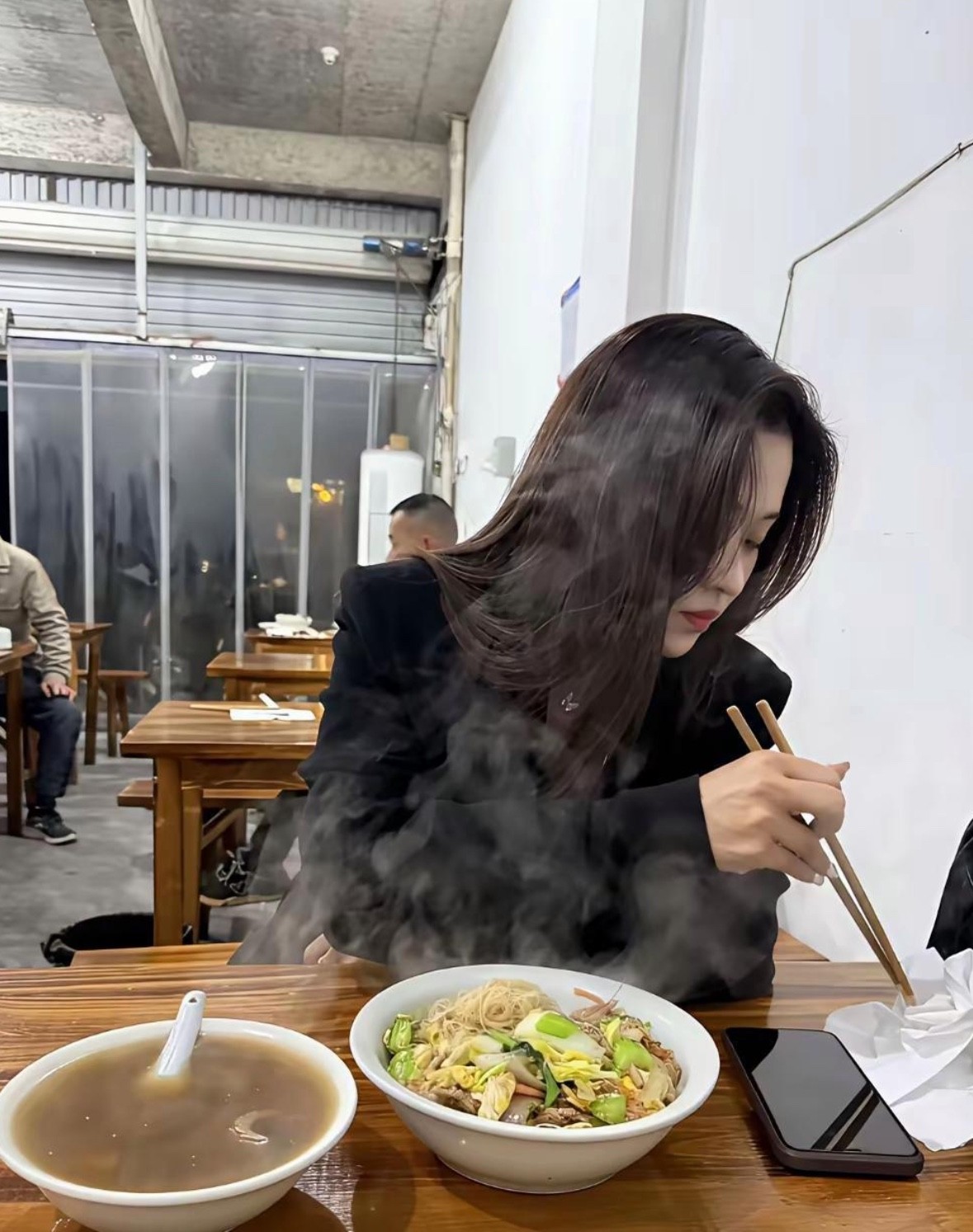 月薪多少，才配过去跟她拼桌？