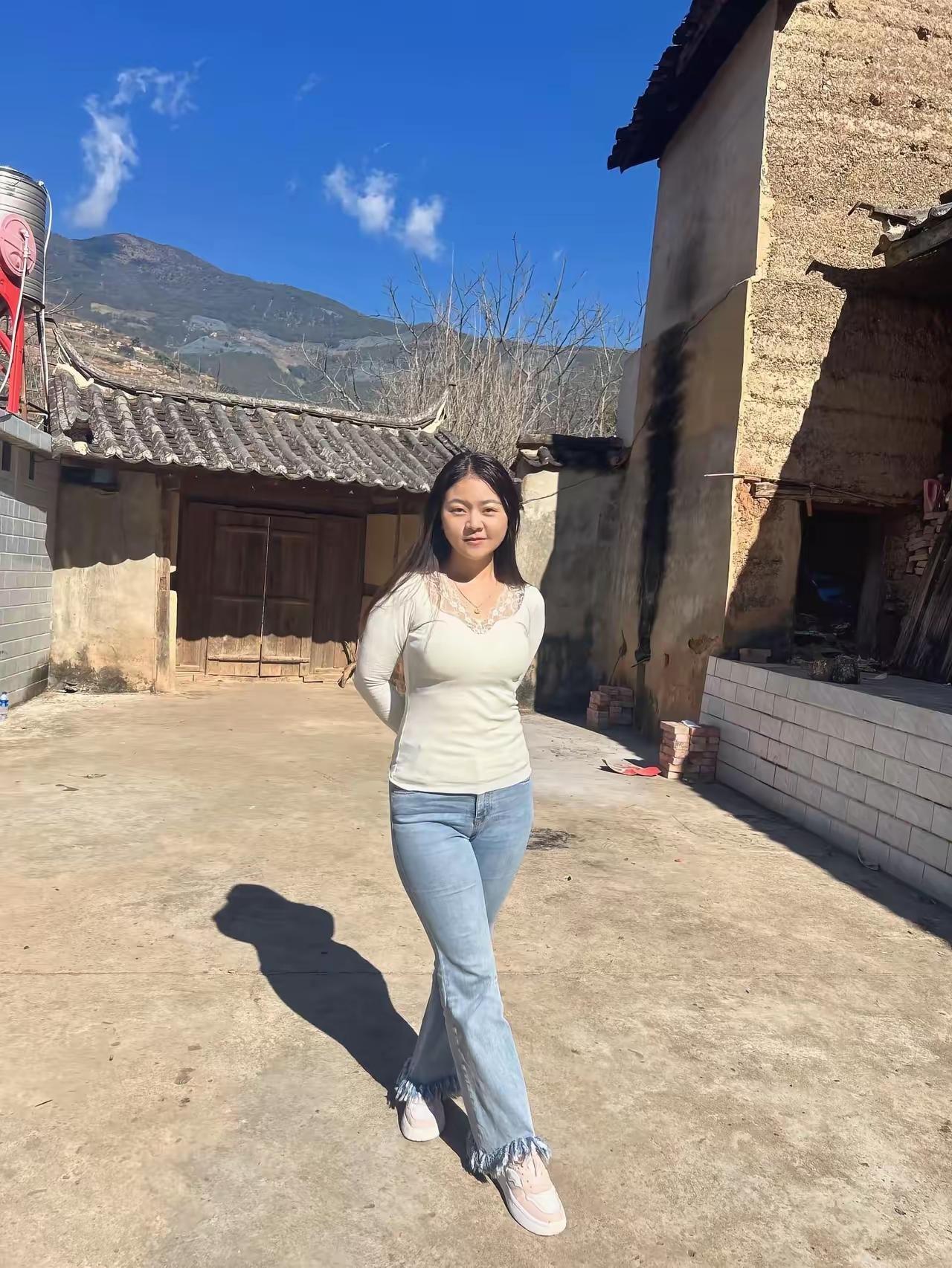 这是我的家乡，虽然没有高楼大厦，但有着广阔土地，养育着成群的牛羊。家乡自然风光