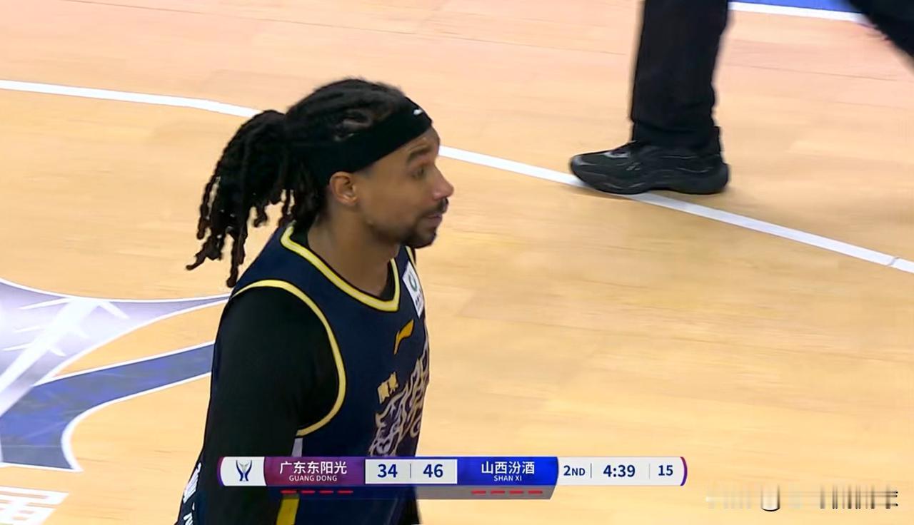 广东东阳光外援萨林杰真是太全能了！在今天进行的广东东阳光和山西汾酒的上半场比赛中
