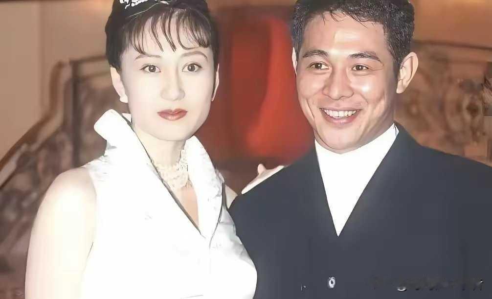 利智爱不爱李连杰不知道，李连杰是真的爱利智，满眼的幸福和欲望。李连杰真的不是贪