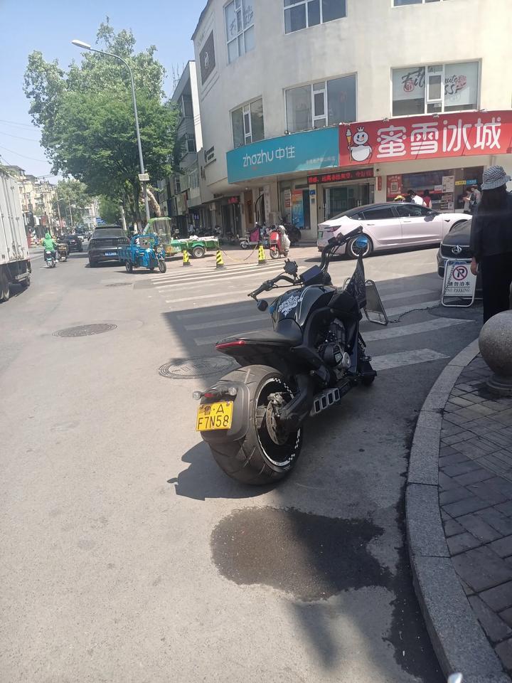 坐标济南：这辆摩托车看起来很棒呀第一次见轮子这么粗的摩托车
