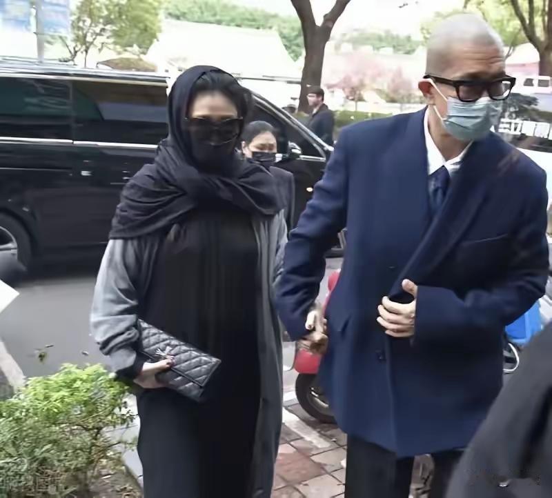 对大s个人而言，其实跟光头结婚后日子是快乐的就够了，嫁给年轻时的偶像，光头提供