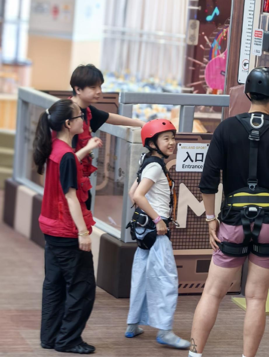 6月2日，小酒窝还是跟亲爹在一起最开心，她与高云翔在北京的一家运动馆锻炼，她一个