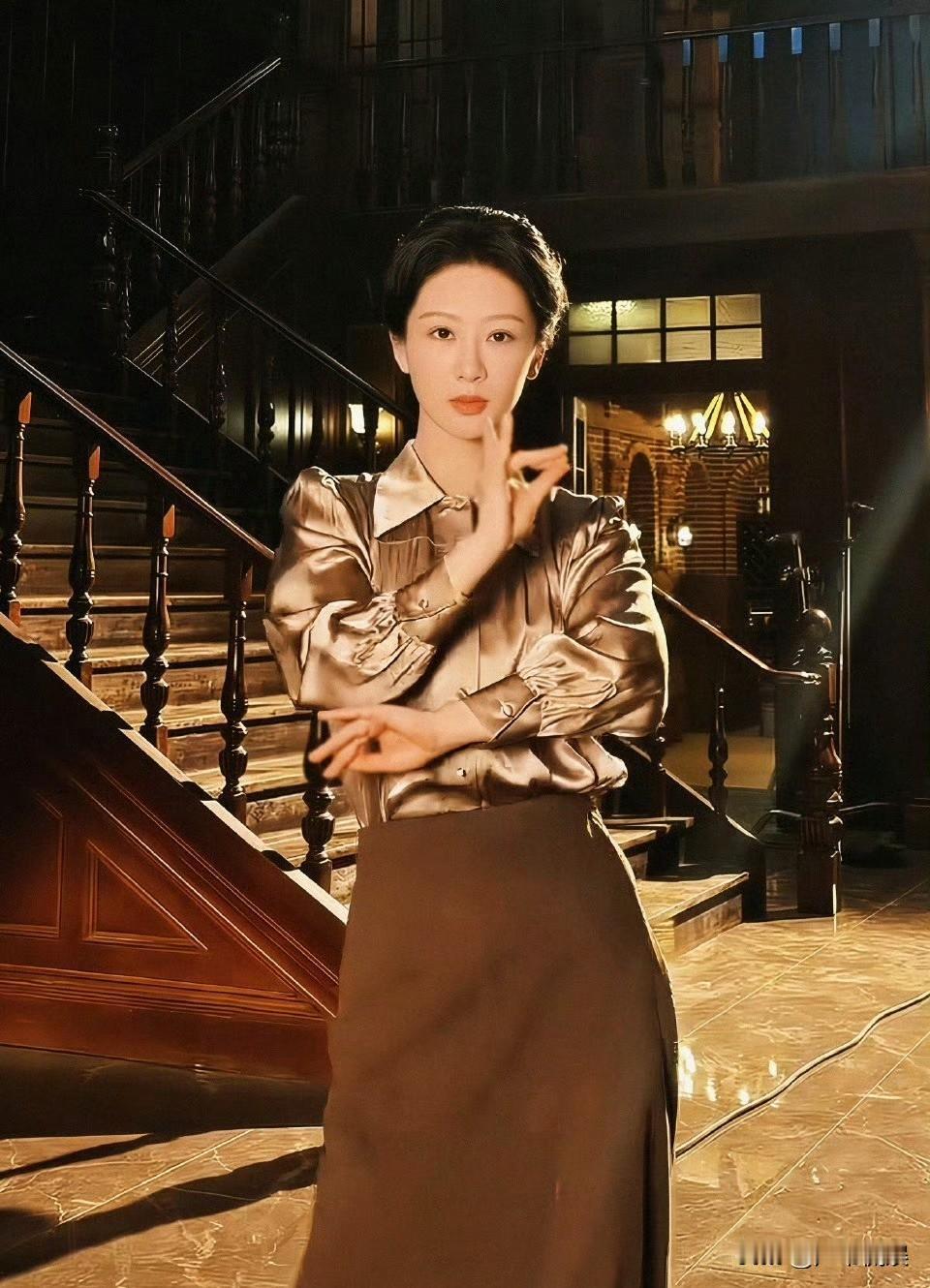 杨紫真是又爱玩网速又快，拍戏的间隙都没有忘记紧跟时代的潮流。这段时间误闯天家