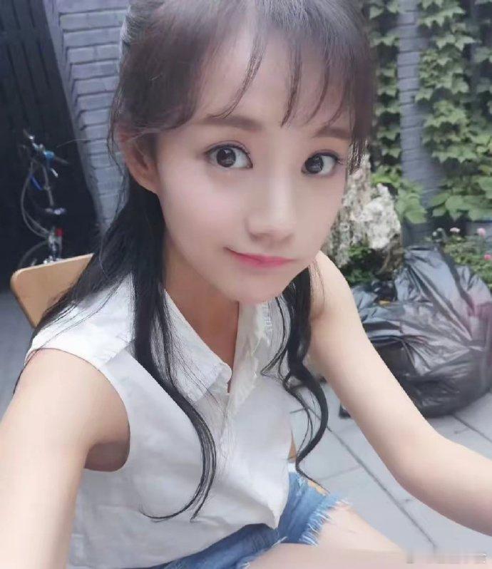 李一桐不愧是被sm星探选中两次，素人时期也很可爱！