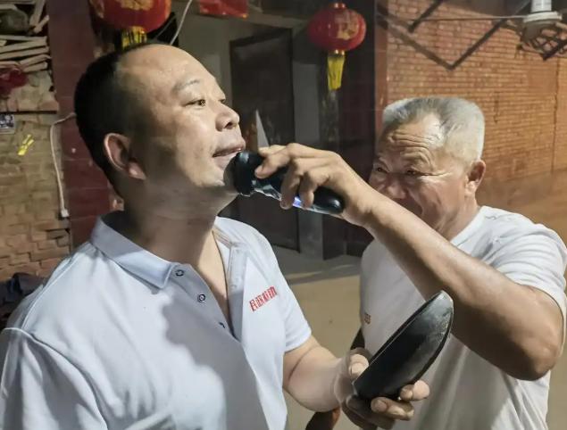 你敢信吗？2025年湖南有家砖厂，5个智障大哥被关在里头当牛做马每天搬几千块烫手