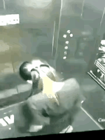 监控中，一女子在电梯内小便，完全忽视了内设的监控探头，一男子准备进入电梯时被这尴