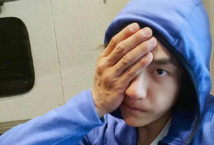 顶着一张少年脸，却藏着一双“老农”的手。这不是人设，是握力器也练不出的痕迹。