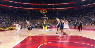 迪亚洛这个动作要么吹双方犯规，要么吹迪亚洛违体，结果裁判吹了个防守犯规，看了回放