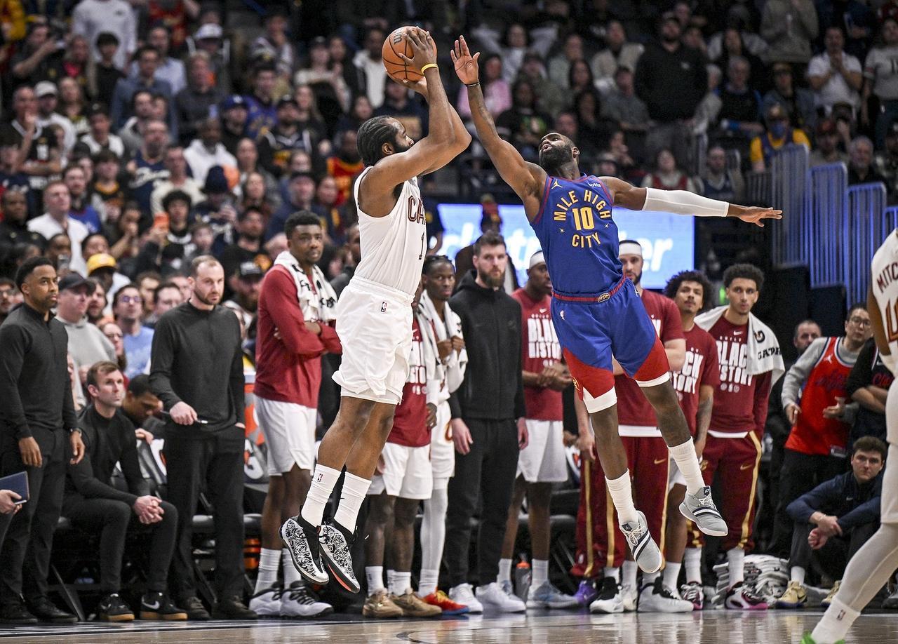 哈登才来骑士第二场比赛，就创造了一项队史纪录！本场打掘金，哈登贡献了22分10