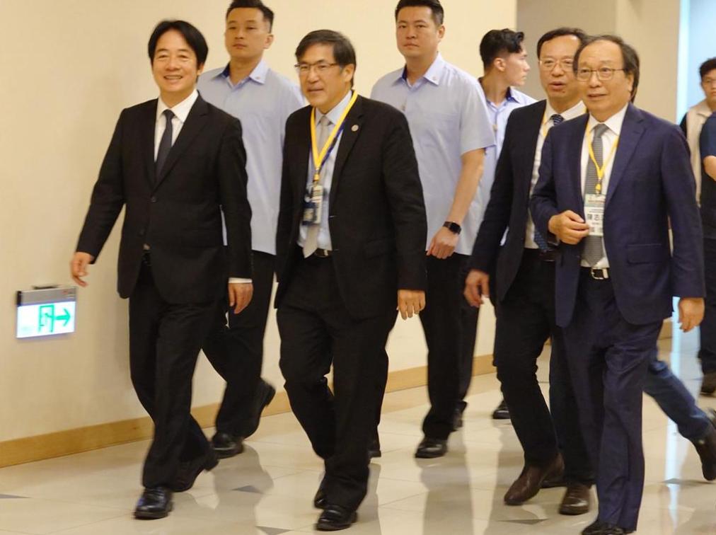 今天赖清德南下高雄市，到台军飞行训练指挥部在冈山机场空难中，殉职飞官卢季佑和过俊