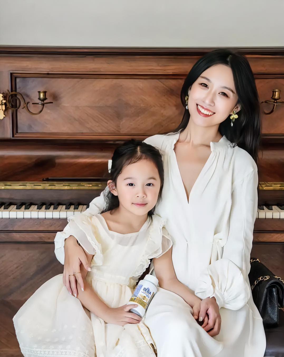 【🔥女儿摔碎商场30万玉镯，妈妈只说了一句话，店员当场傻眼！】“咣当一声，
