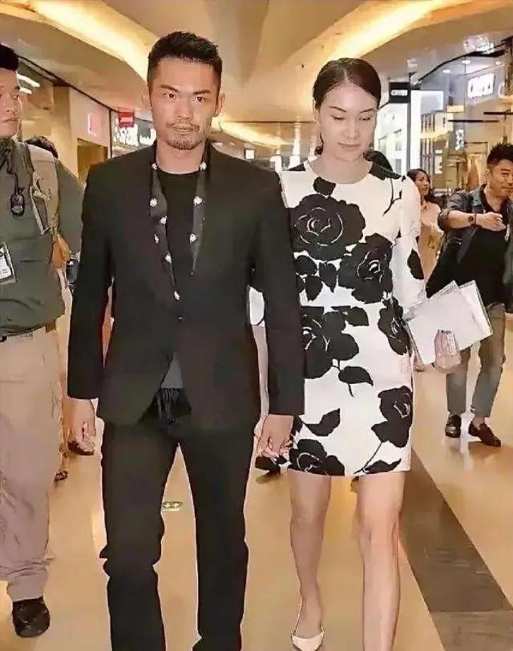 谢杏芳万万没想到，费心培养9年的儿子，开始帮她保全婚姻的体面奶奶灰发色的林丹最