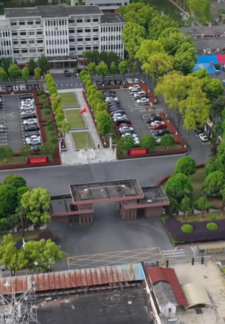 安徽舒城的县委办公大院很特别！它没有门岗门卫，完全对外开放，老百姓随