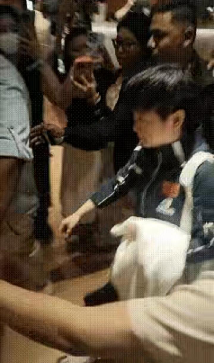 孙颖莎打完早田希娜回酒店，直接被安保阵仗惊到！安保全程手牵手里外两层护送，吃早餐