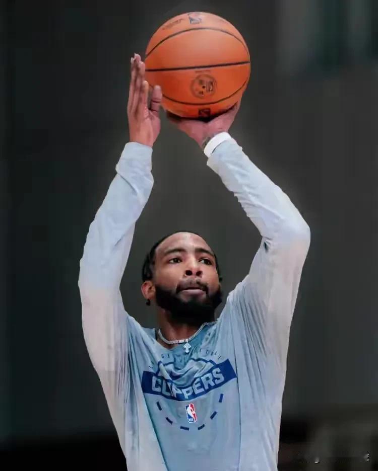 下面是一条关于快船大将小琼斯伤势的新消息！在今天快船主场以115:146惨败于凯