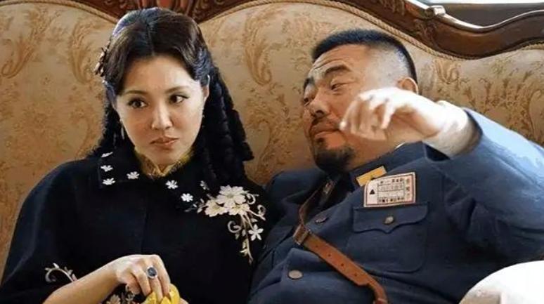 抗战期间，蒋介石造访成都，来到杨森家做客。看到满屋的姨太太，一脸的吃惊，刘湘见状