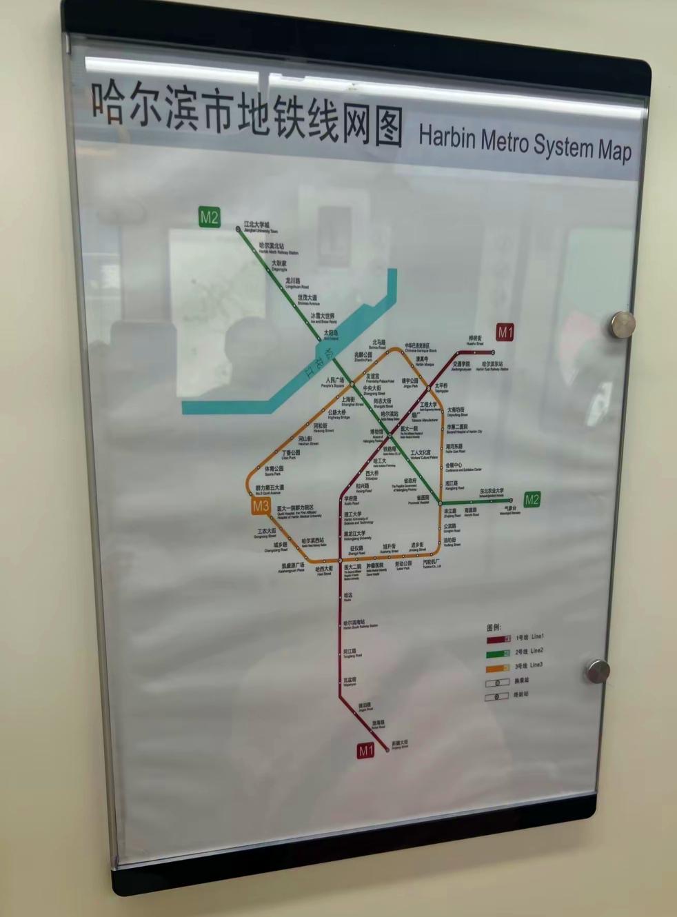 之前去贵阳旅游了几天，再来到哈尔滨心里可谓是感触颇深，仅看地铁线路哈尔滨确实有很