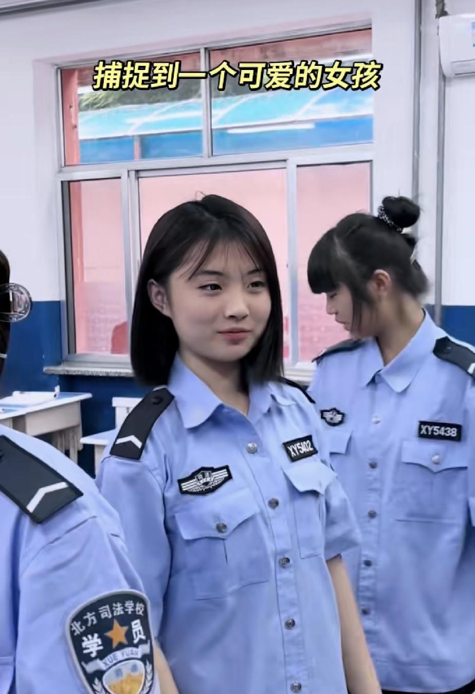 这是什么学校的警花啊！长的真是可爱清纯可人！胸前的警号一看就是学校学员，臂章