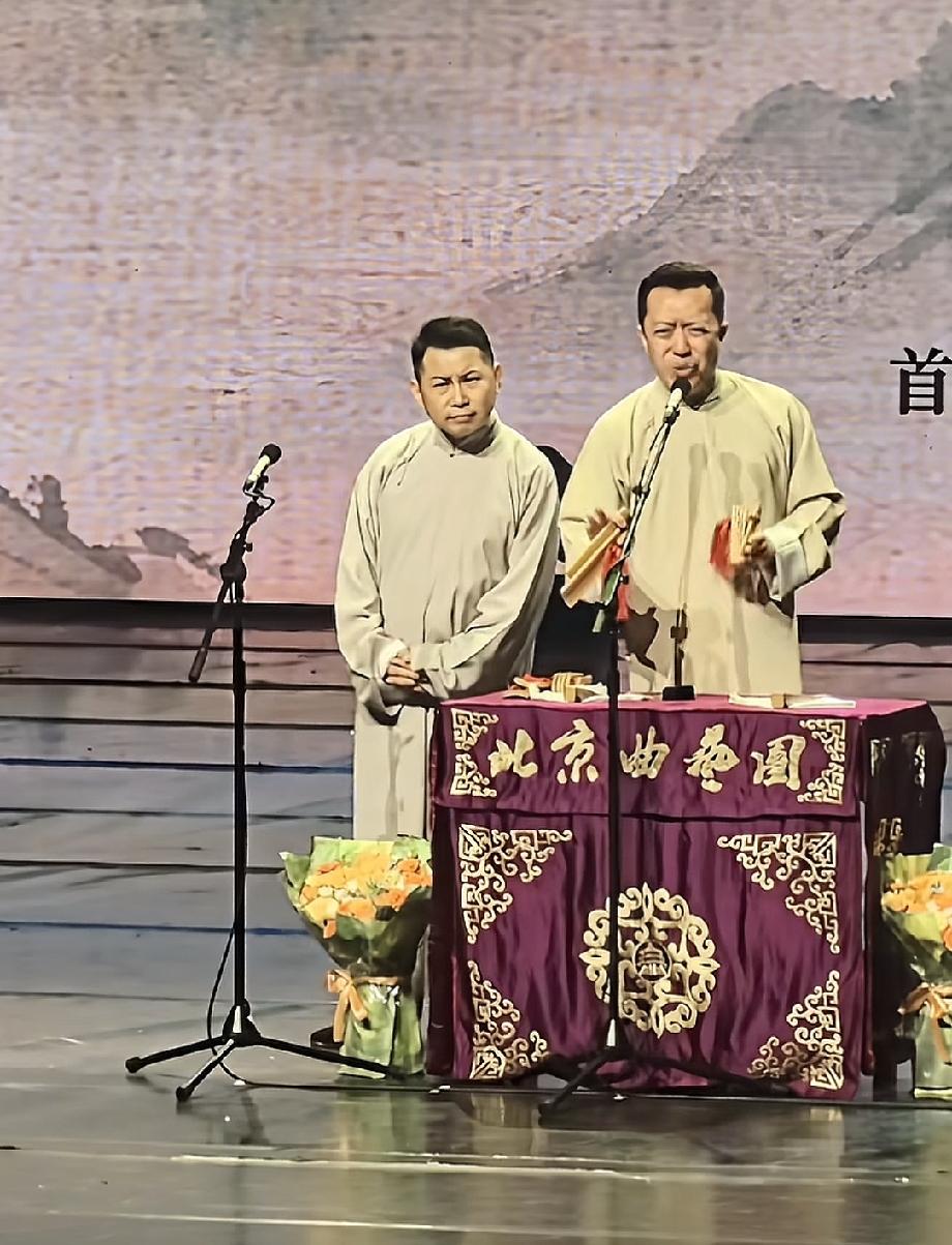 5月17日，何云伟与李菁两位又同台演出了，节目上两人打板开唱，李菁不愧是“丐帮帮