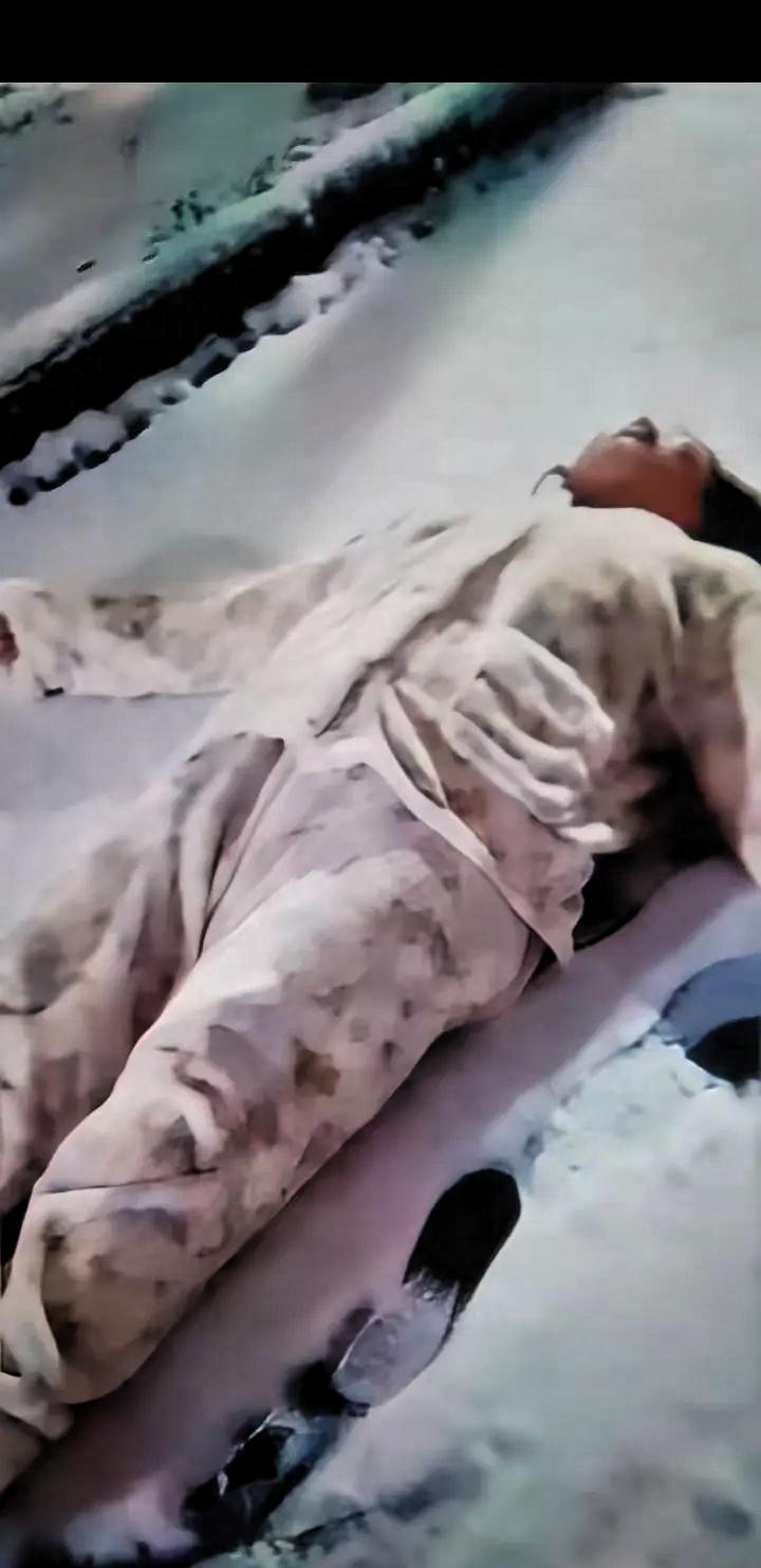 痛心！太快了，妻子下雪出去溜达玩，突然不小心后脑勺着地，当场没了声响，双耳还往外