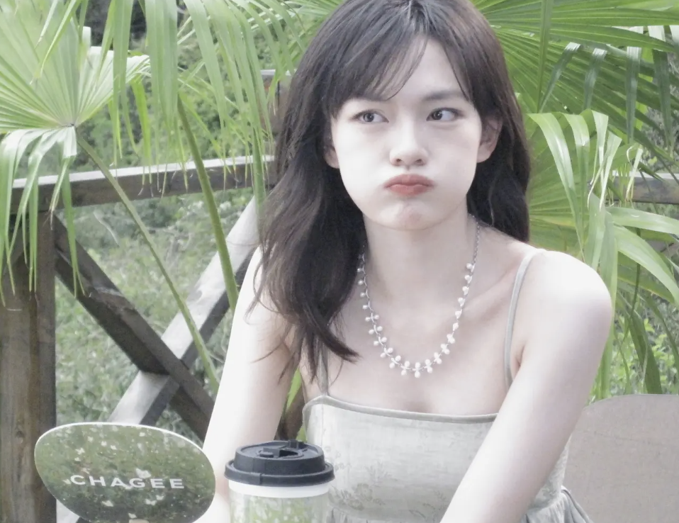 文淇浅绿抹胸裙造型清纯俏皮美出新高度