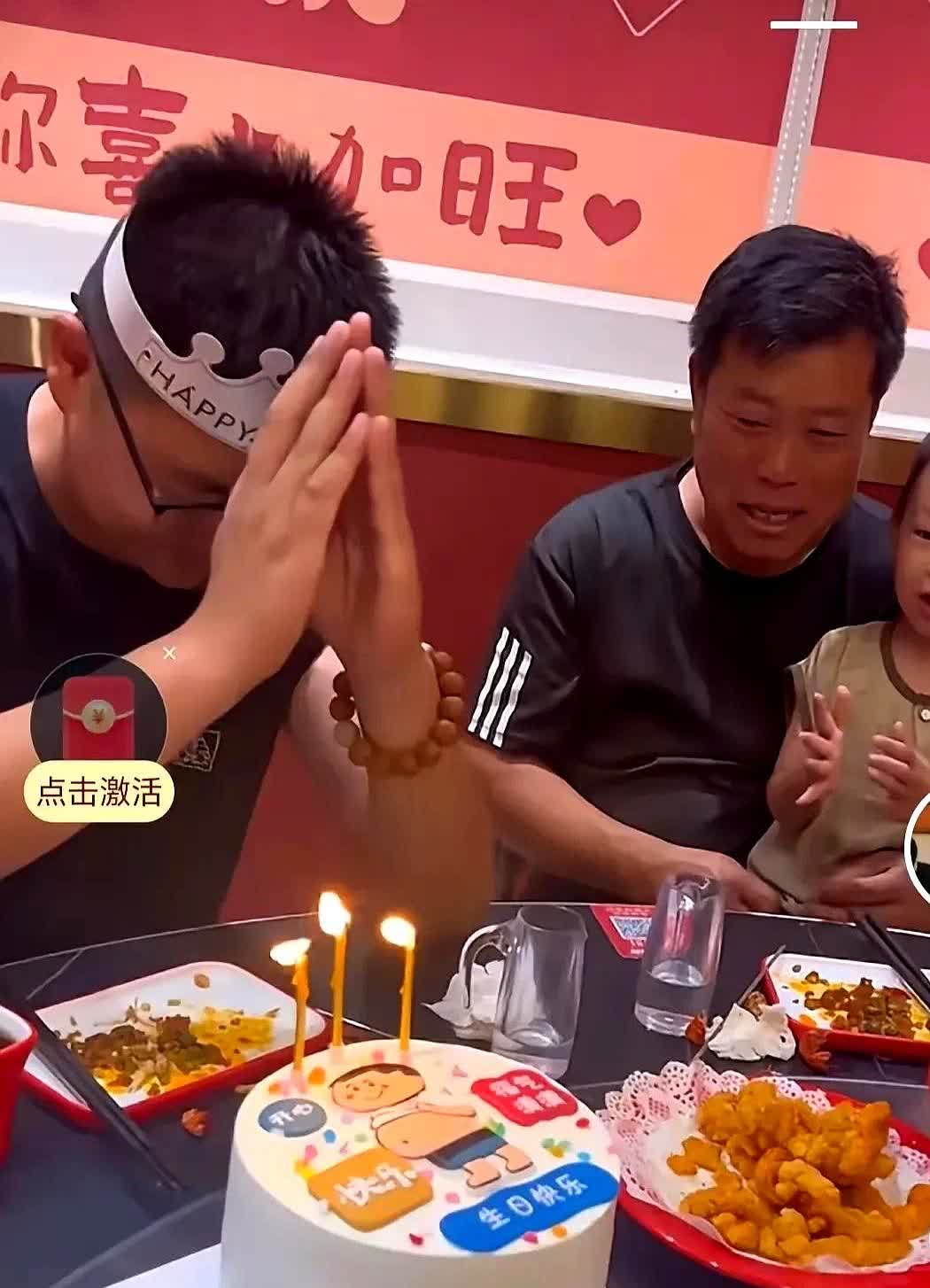 郭威因儿子卡片大哭网友：成年人的破防瞬间藏在孩子的童真里。郭威捧