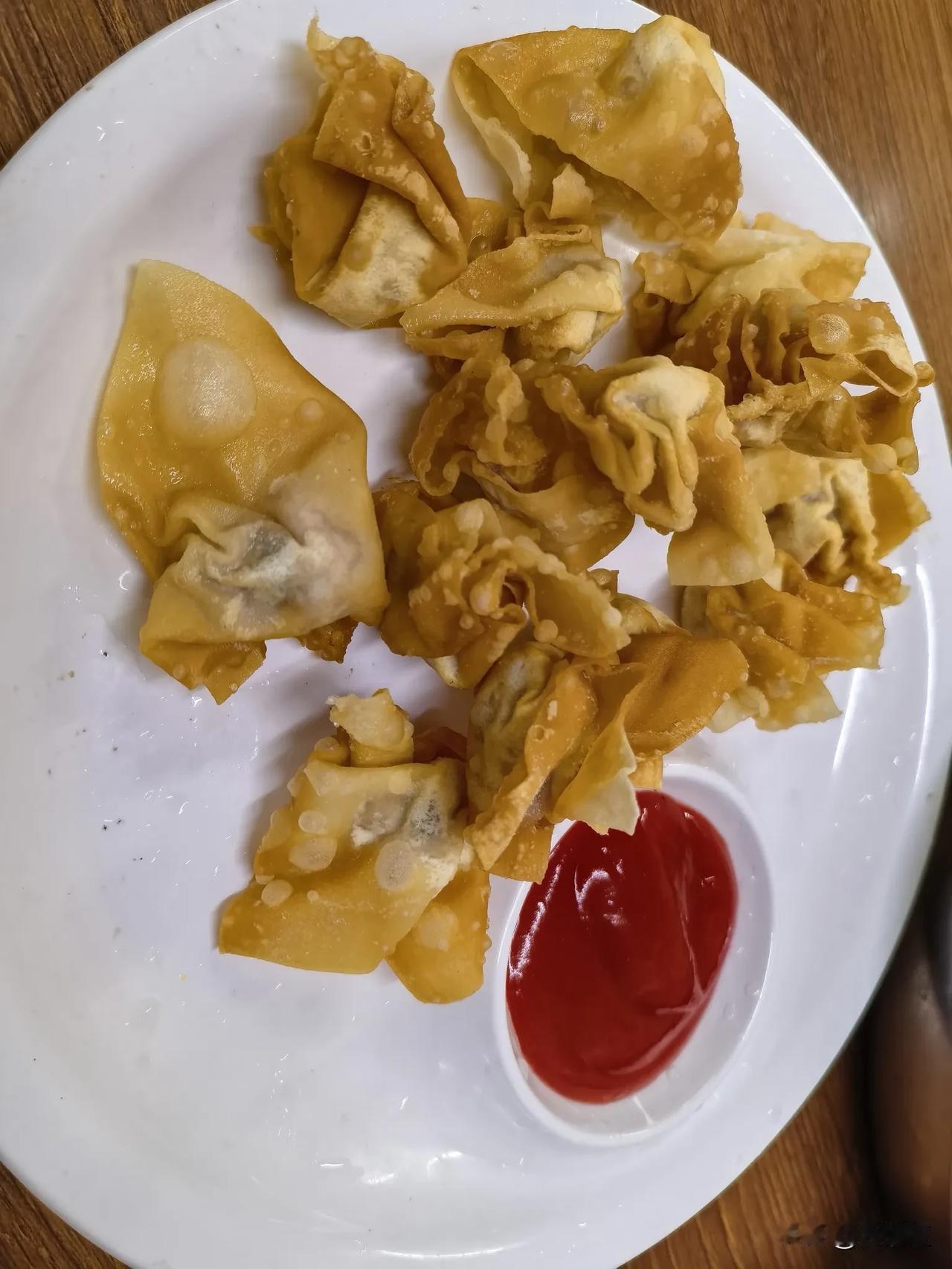 外海面、蚬粥、炸云吞，一家坚持传统制作方式的小吃店。这两天都一直在