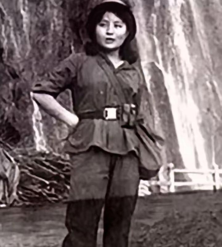 1984年，老山前线，17岁的战士赵勇，对18岁的女医务兵谢楠说到：“姐，你看能