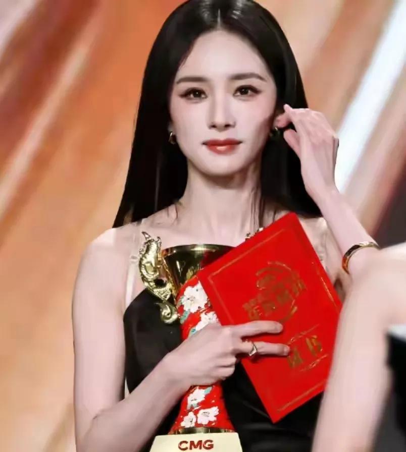 杨幂又有闹心的事儿了！微博之夜的C位风波以及金像奖提名乌龙风波，已经够让杨幂