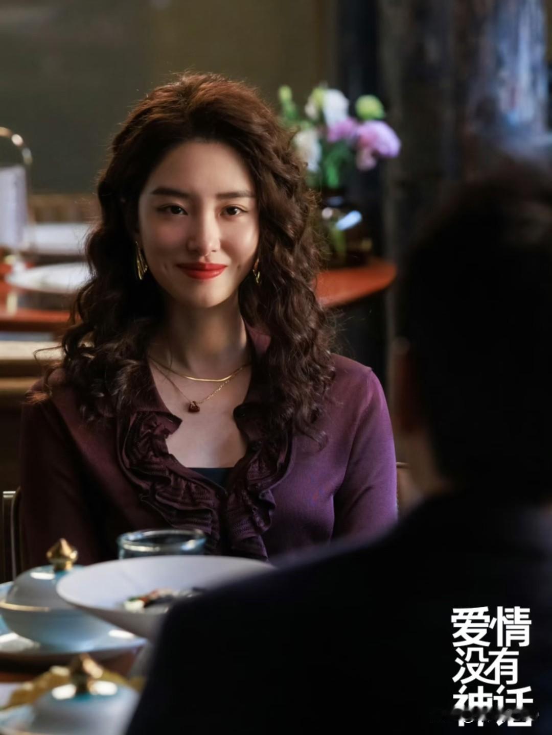《爱情没有神话》13集这场饭桌戏，原配与小三的无声交锋，才是全剧的精华。前一天