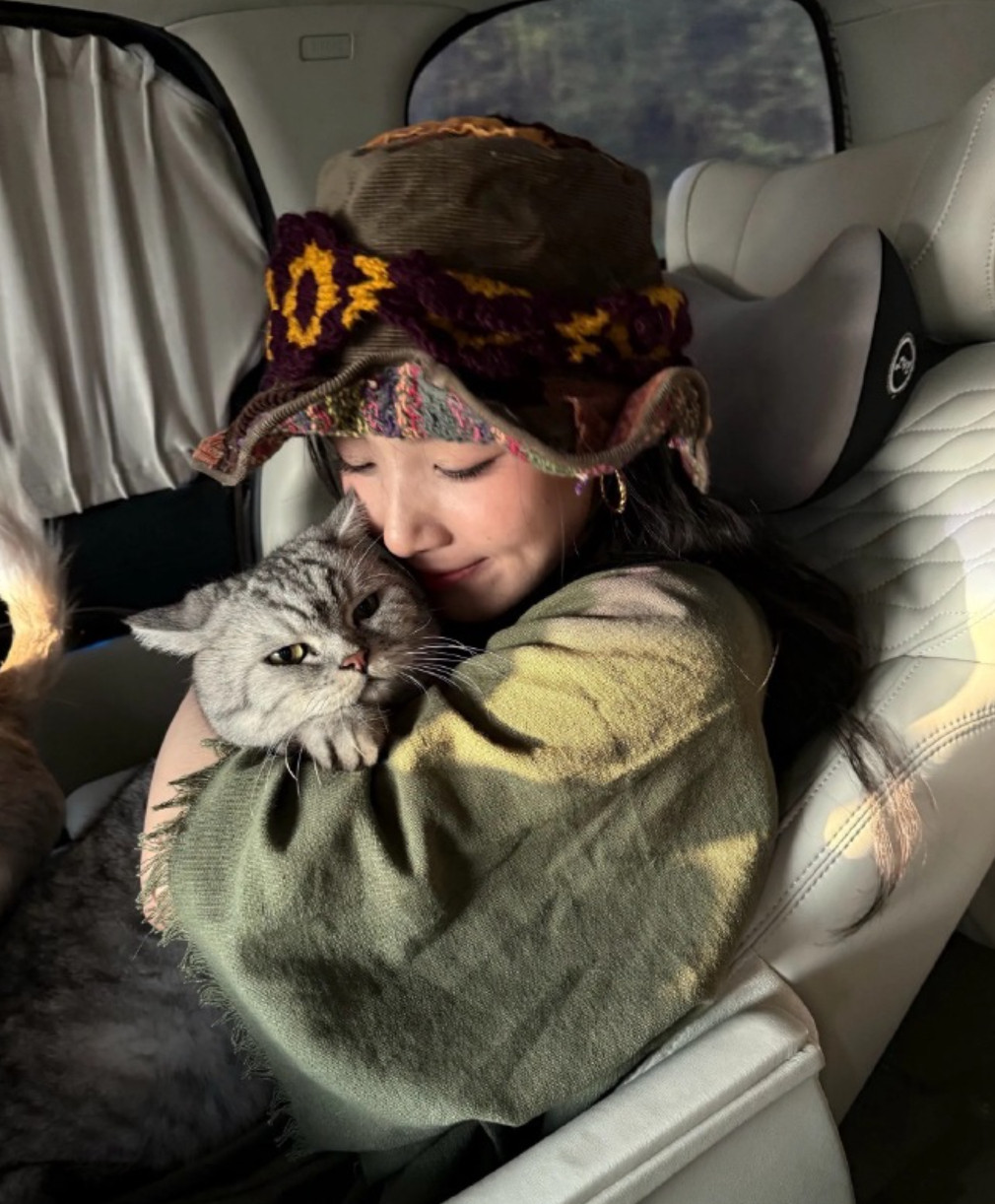 卢昱晓说小狗小猫是我的精神支柱当卢昱晓收到了我做的立体书卢昱晓眼里的光藏不住