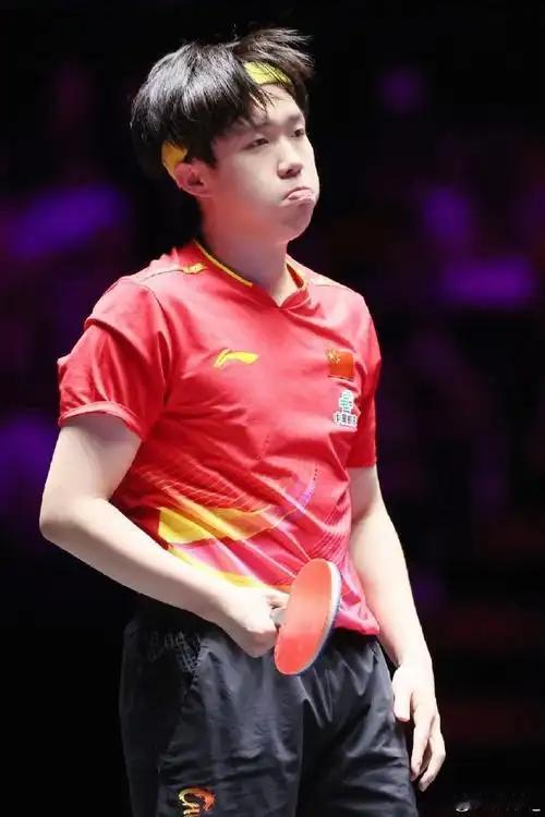 香港总决赛王楚钦因伤退赛国乒男队又无缘冠军，彻底扯下了国乒男队年轻队员后继无人的