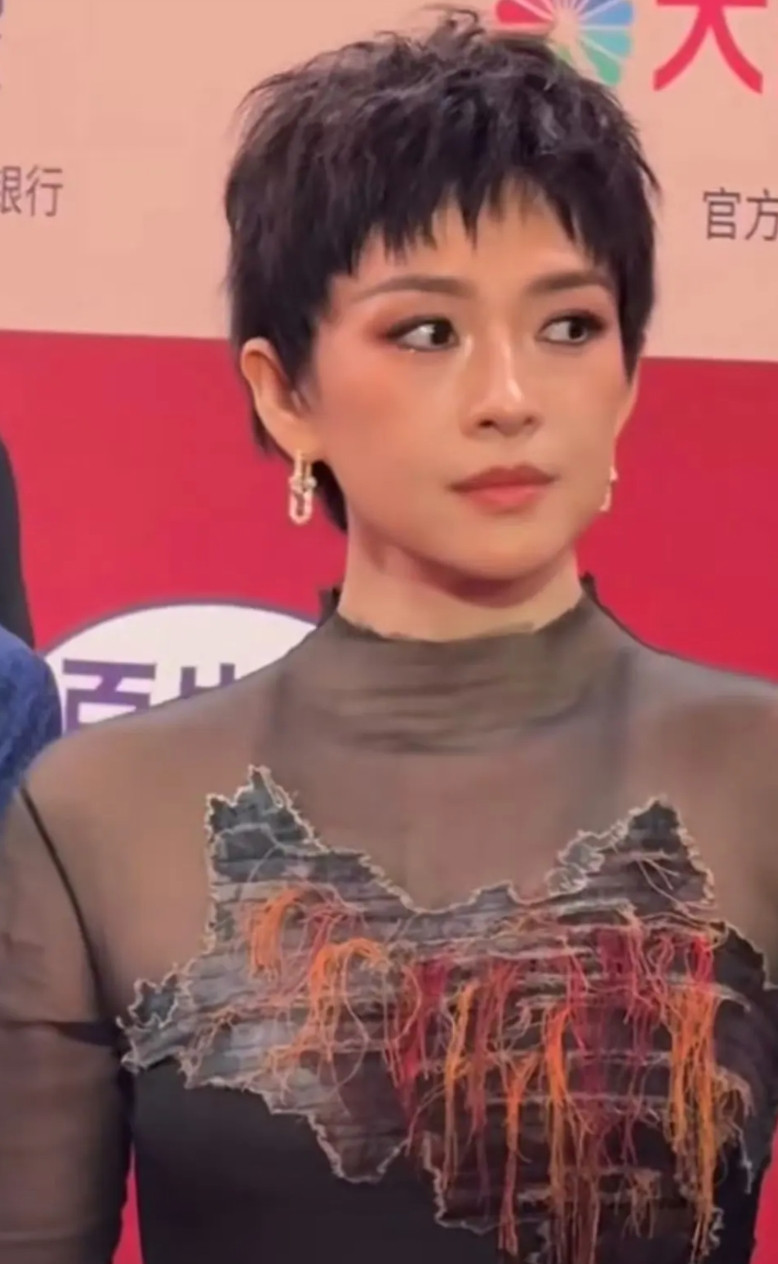 说实话，章子怡跟汪峰的八年婚姻，似乎真的让她脱了一层皮。章子怡亮相上海电影节