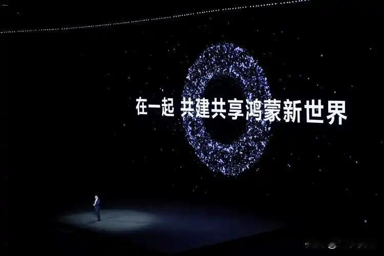 上周赶项目，我在公司电脑上用鸿蒙版WPS写方案，手机突然弹出客户催更的语音，顺手