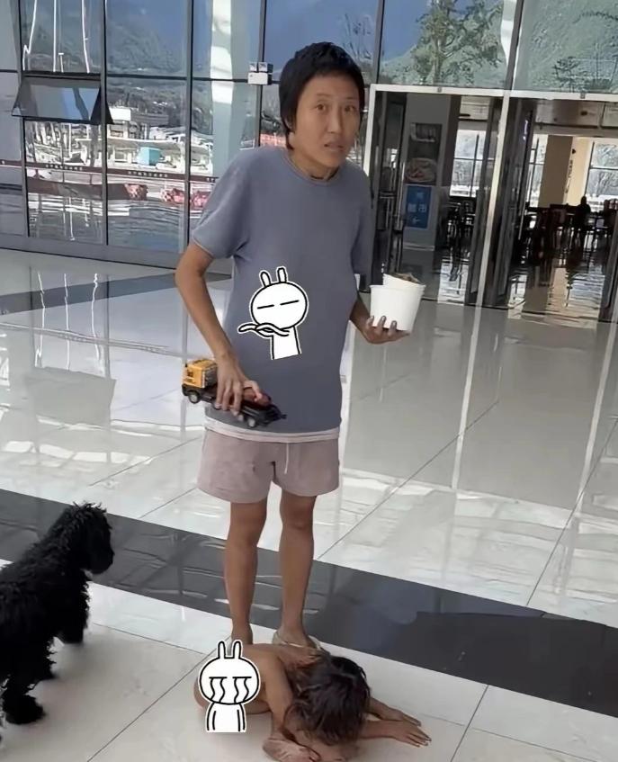 看过“野人小孩”妈妈的照片后，突然明白她为什么会舍得让孩子在地上爬行长大了：