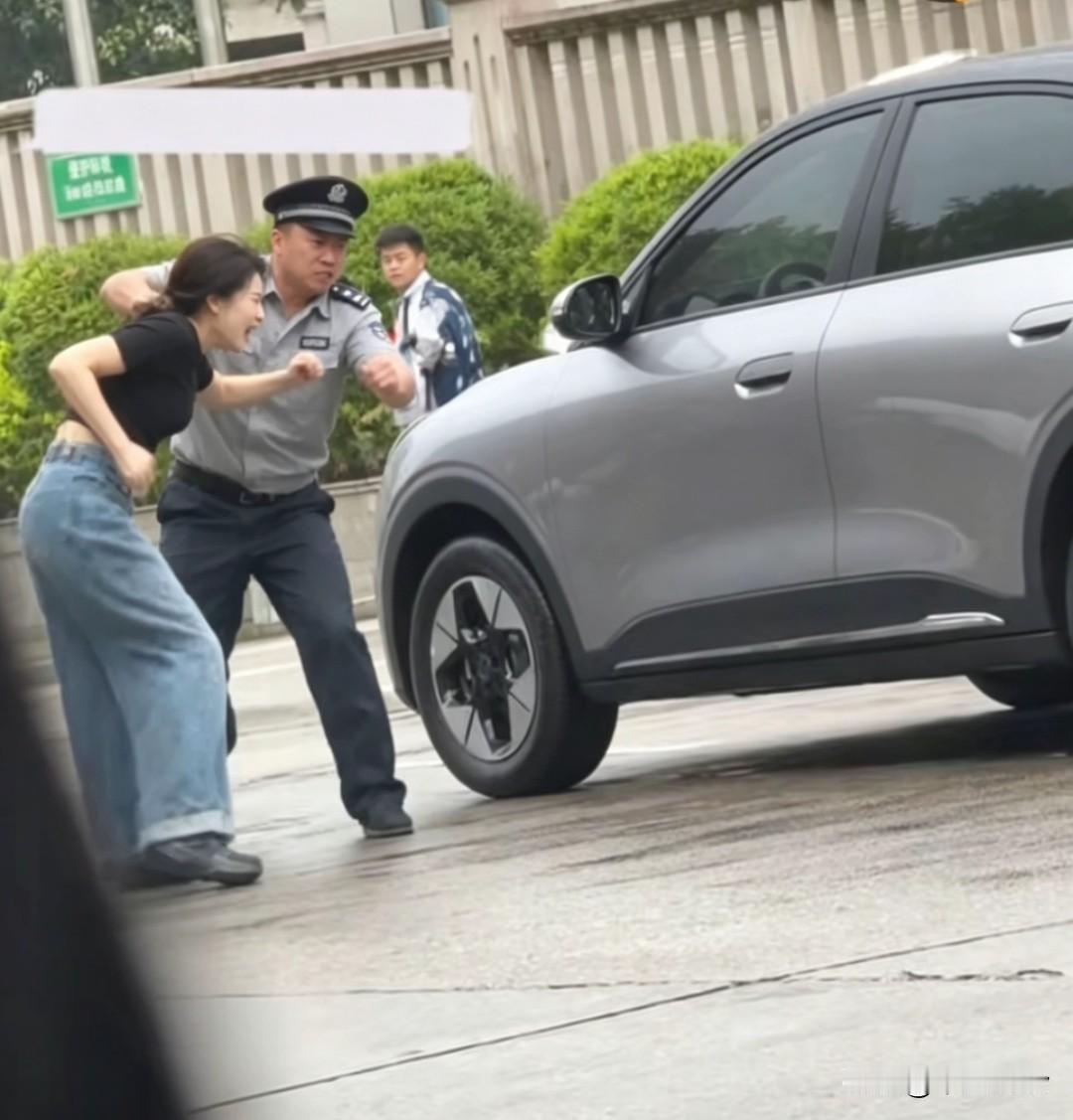 保安一巴掌惹出大祸！医院伤情鉴定一出，麻烦才真正开始近日，福建一段保安与女