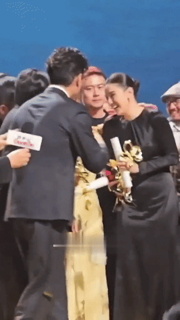 靳东对宋佳的这个“摸脖杀”简直太宠溺了，靳东扒拉开人群挤到宋佳身边，宋佳看到靳东