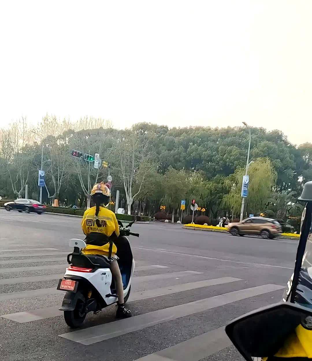 划算的，大部分摩托，以125踏板为例，一箱油40块钱，可以跑差不多200公里