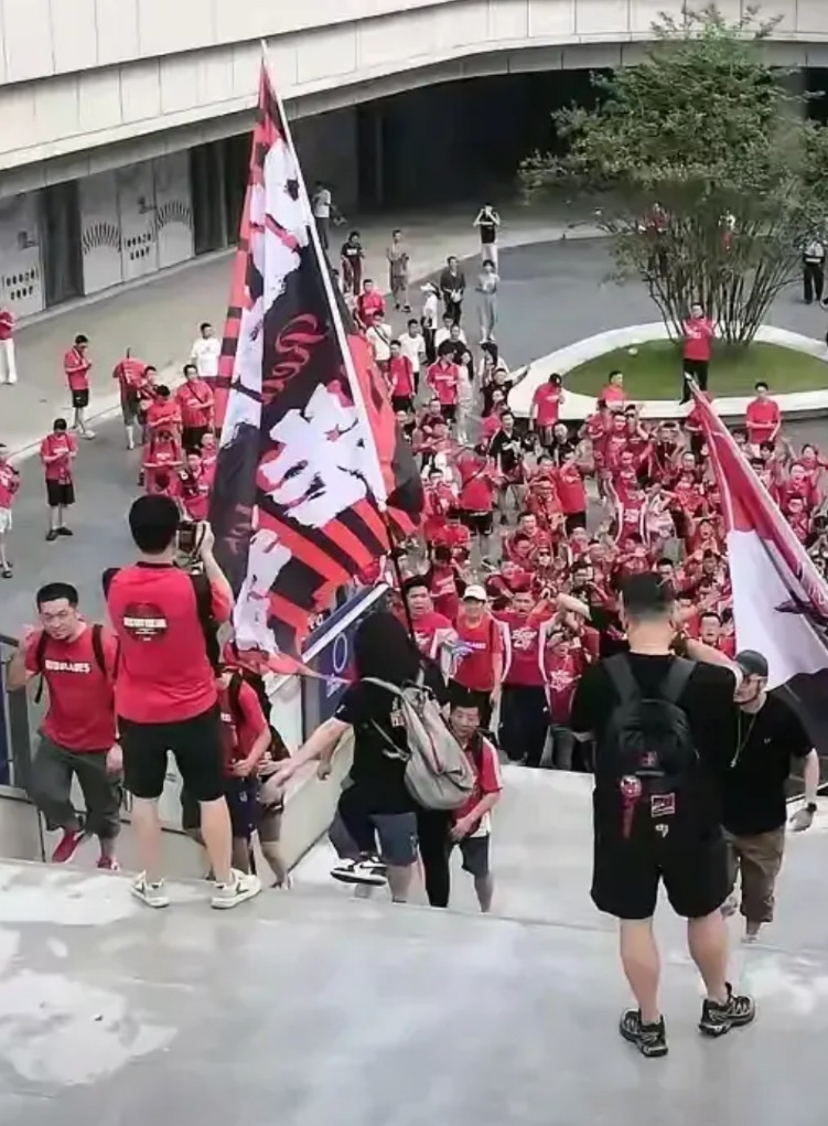 成都蓉城输球的四个原因一、裁判问题这个不多说懂的都懂二、刘殿座失误，理解为失