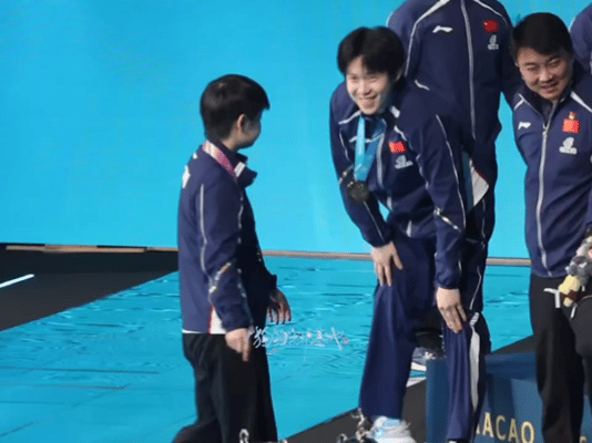头哥这眼神开心幸福哦，莎莎和马指握手。澳门世界杯结束，孙颖莎王楚钦夺得男女单