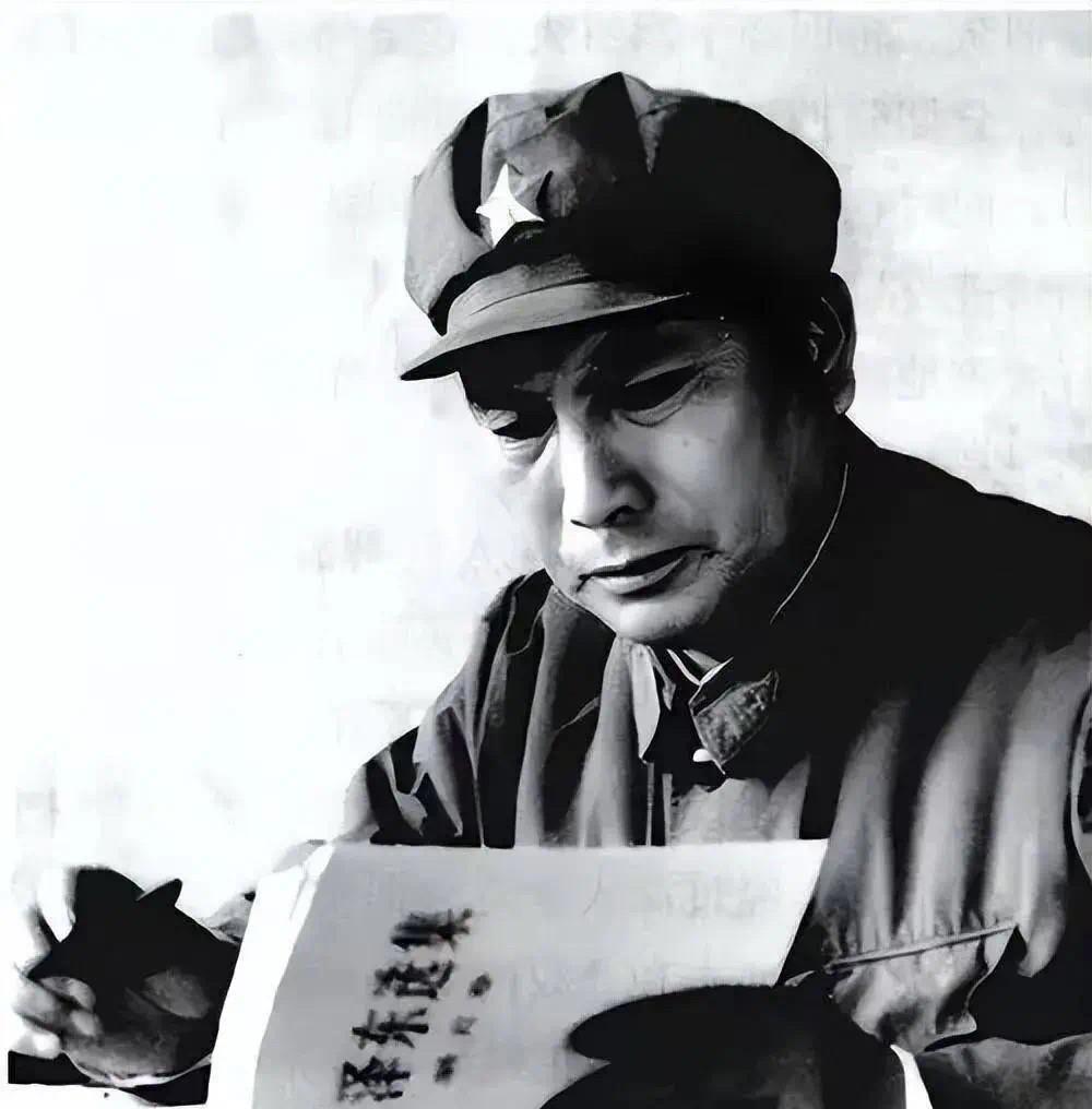 学习《毛泽东选集》的张万年将军。