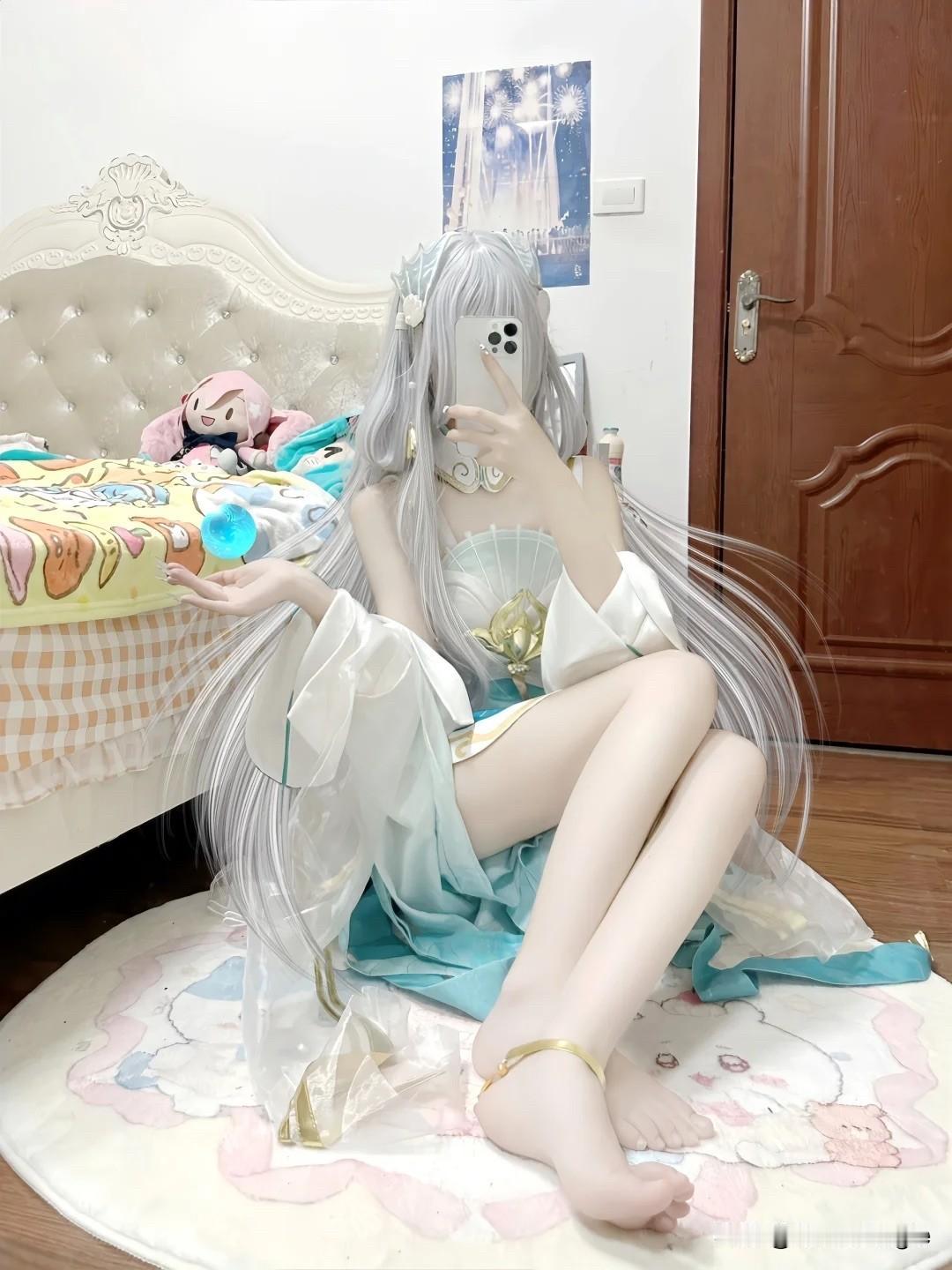 这姑娘打扮得像动漫角色。