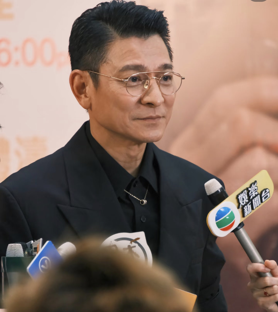 刘德华还想生啊还想生什么？生孩子啊[微笑]张纪中72还生了一个呢！华仔应该也还